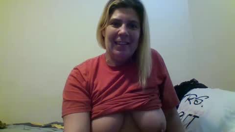 Snapshot of mandilube39 chatting on December 20, 2:49 pm mindy22 online show from December 20, 2:49 pm