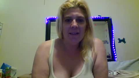 Snapshot of mandilube39 chatting on February 6, 7:56 am mindy22 online show from February 6, 7:56 am
