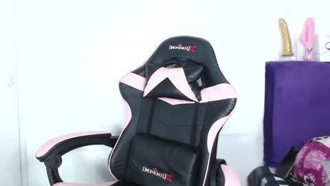 Mandy Mosquera online show from October 2, 6:15 pm