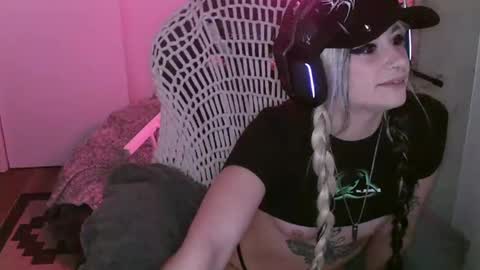 Snapshot of manicpixieslutt chatting on November 20, 9:47 pm manicpixieslutt online show from November 20, 9:47 pm