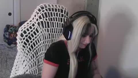 Snapshot of manicpixieslutt chatting on November 23, 12:43 am manicpixieslutt online show from November 23, 12:43 am