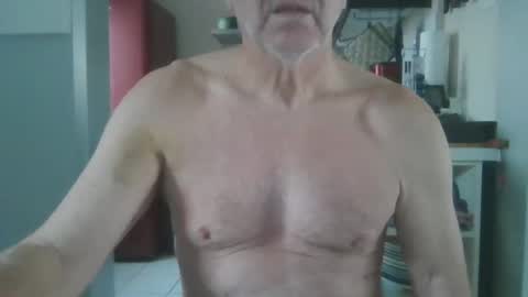 Snapshot of manngrossbite chatting on January 6, 9:08 am manngrossbite online show from January 6, 9:08 am