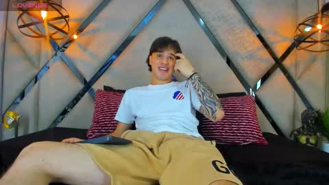 Snapshot of manuelr77 chatting on March 12, 5:57 am Manuel online show from March 12, 5:57 am