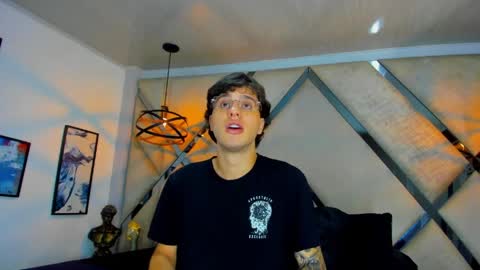 Snapshot of manuelr77 chatting on April 2, 4:32 am Manuel online show from April 2, 4:32 am