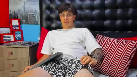 Snapshot of manuelr77 chatting on April 6, 10:33 pm Manuel online show from April 6, 10:33 pm