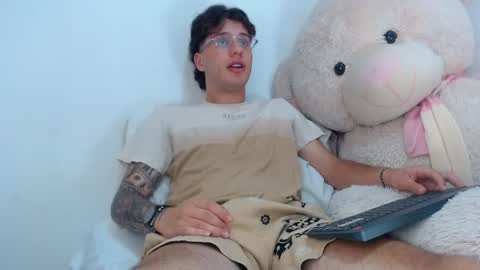 Manuel online show from May 12, 9:01 pm