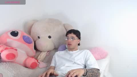 Manuel online show from May 15, 11:45 pm