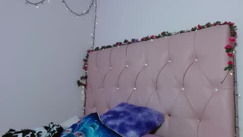 Snapshot of manumeow_ chatting on December 15, 9:19 pm Manu online show from December 15, 9:19 pm