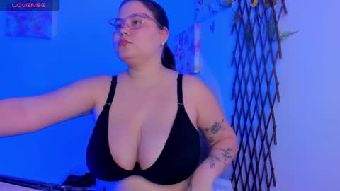 Snapshot of mara_7_ chatting on October 16, 9:16 pm Mara 3 Enjoy my Milky boobs online show from October 16, 9:16 pm