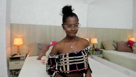 Snapshot of mara_sinclair chatting on June 7, 7:17 pm Mara Sinclair online show from June 7, 7:17 pm