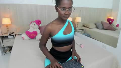 Snapshot of mara_sinclair chatting on June 12, 7:35 pm Mara Sinclair online show from June 12, 7:35 pm