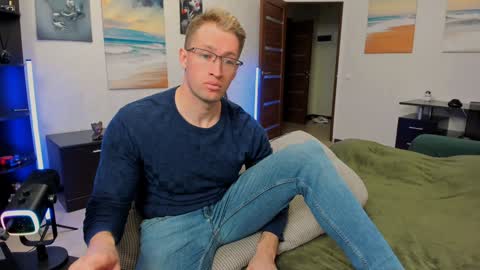Snapshot of marc105100 chatting on January 8, 9:21 am alex marvelxx online show from January 8, 9:21 am