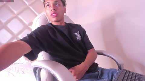 Snapshot of marco_deluxe chatting on May 1, 11:48 am marco_deluxe online show from May 1, 11:48 am