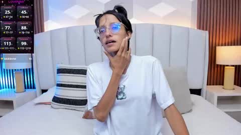 Aitana online show from November 22, 1:59 am