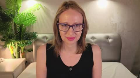 margo_robbbie online show from April 2, 8:34 am