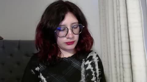 Snapshot of mariana124_ chatting on January 2, 3:29 pm Mariana online show from January 2, 3:29 pm