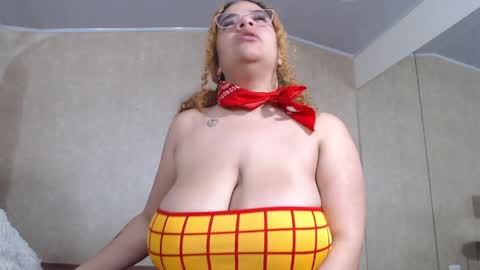 Snapshot of mariangel_bigboobs chatting on April 8, 12:27 pm la crespa x online show from April 8, 12:27 pm