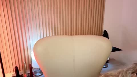 Marian Love  online show from October 18, 11:00 am