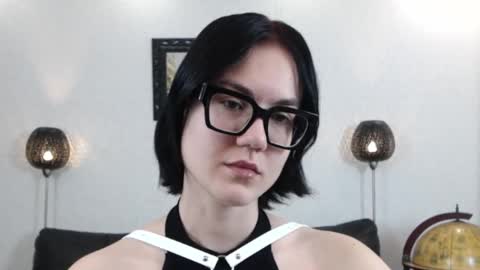 Snapshot of marie_fitch chatting on December 2, 12:05 am Marie Fitch online show from December 2, 12:05 am