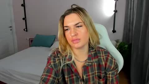 Mariel online show from March 23, 1:42 am