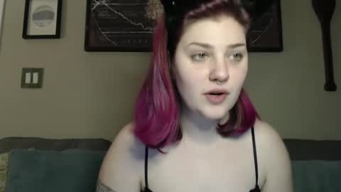 Snapshot of marigoldrue chatting on March 1, 2:15 am marigoldrue online show from March 1, 2:15 am