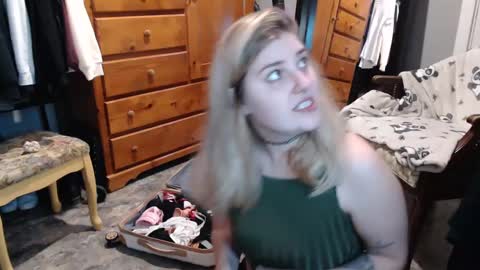 Snapshot of marigoldrue chatting on September 25, 2:48 am marigoldrue online show from September 25, 2:48 am