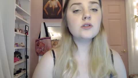 Snapshot of marigoldrue chatting on January 14, 12:27 am marigoldrue online show from January 14, 12:27 am