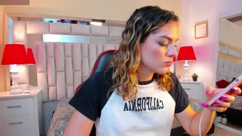Snapshot of mariiahneedles chatting on February 4, 10:24 pm mariiahneedles online show from February 4, 10:24 pm