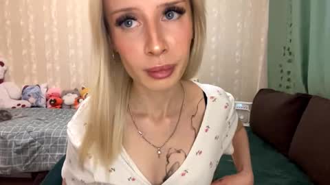 Snapshot of mariluhannemann chatting on October 2, 12:23 pm Amelia online show from October 2, 12:23 pm
