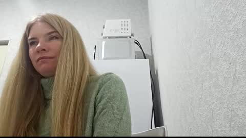 Snapshot of marinaobscura chatting on October 1, 8:09 am Emma online show from October 1, 8:09 am