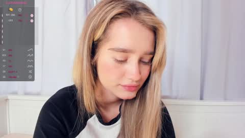 Snapshot of marionfuuller chatting on December 25, 9:13 am Alivia. online show from December 25, 9:13 am