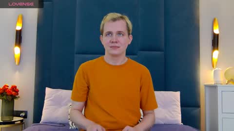 Snapshot of mark_hot_ chatting on April 2, 10:07 pm Mark online show from April 2, 10:07 pm