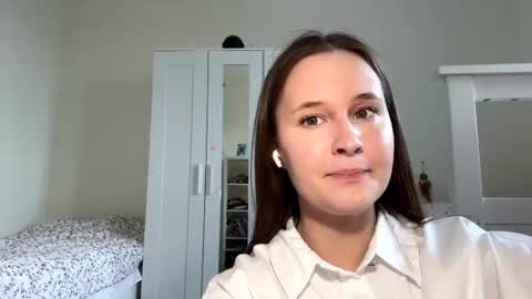Mia online show from June 27, 9:36 am