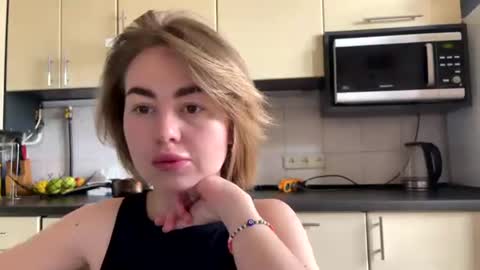 Snapshot of martaluna_ chatting on April 4, 9:18 am Marta online show from April 4, 9:18 am