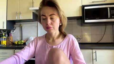 Snapshot of martaluna_ chatting on April 6, 8:48 am Marta online show from April 6, 8:48 am