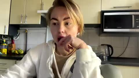 Snapshot of martaluna_ chatting on April 7, 9:32 am Marta online show from April 7, 9:32 am