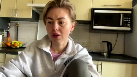 Snapshot of martaluna_ chatting on April 12, 7:46 am Marta online show from April 12, 7:46 am