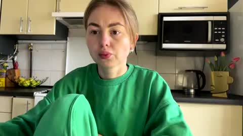 Snapshot of martaluna_ chatting on April 13, 12:43 pm Marta online show from April 13, 12:43 pm