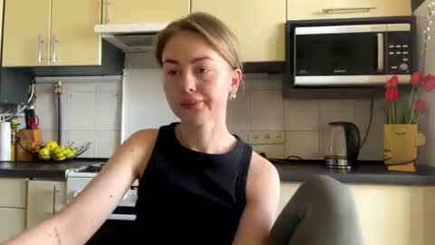 Snapshot of martaluna_ chatting on April 15, 8:10 am Marta online show from April 15, 8:10 am