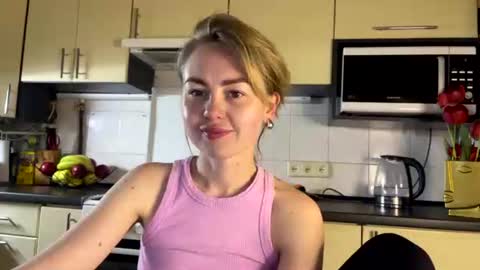 Snapshot of martaluna_ chatting on April 18, 8:53 pm Marta online show from April 18, 8:53 pm