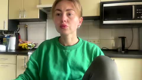 Snapshot of martaluna_ chatting on April 21, 12:00 pm Marta online show from April 21, 12:00 pm