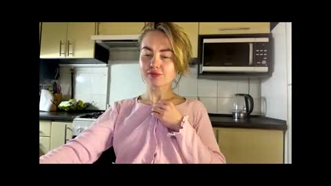 Snapshot of martaluna_ chatting on April 29, 9:10 pm Marta online show from April 29, 9:10 pm