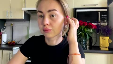 Snapshot of martaluna_ chatting on June 1, 10:06 am Marta online show from June 1, 10:06 am