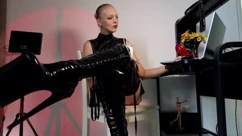 Ultimate Goddess online show from October 4, 6:44 am