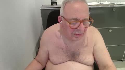 Snapshot of martin_1947 chatting on January 18, 12:25 am martin_1947 online show from January 18, 12:25 am