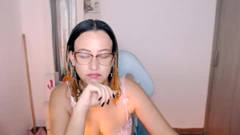 Snapshot of maryline_w chatting on April 27, 1:25 am maryline online show from April 27, 1:25 am