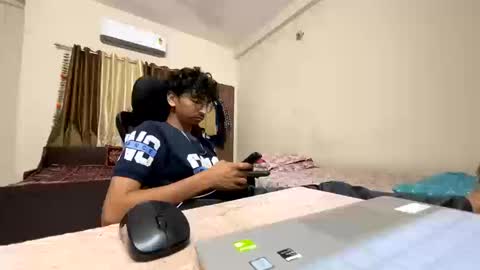 maskboyz2003 online show from September 22, 5:48 pm