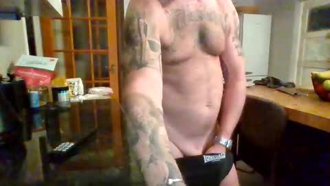 Snapshot of masked_masturbation_couple chatting on October 25, 11:10 pm Masked Masturbation Couple online show from October 25, 11:10 pm