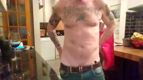 Snapshot of masked_masturbation_couple chatting on December 16, 11:21 pm Masked Masturbation Couple online show from December 16, 11:21 pm