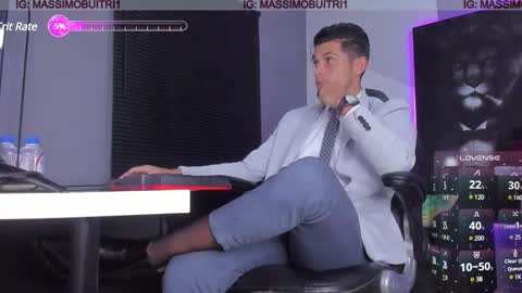Snapshot of massimo_g chatting on December 19, 1:18 am I am Massimo online show from December 19, 1:18 am
